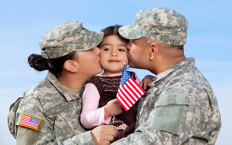 parents kissing thier daughter